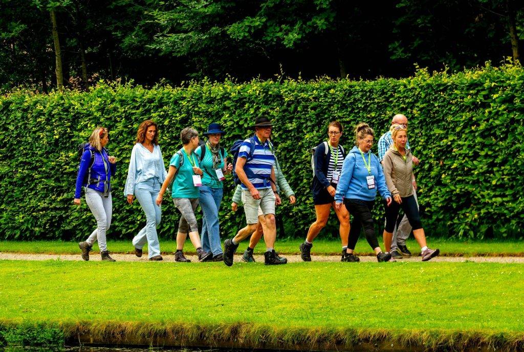 wandelaars tijdens de Kasteelwandeling de Haar