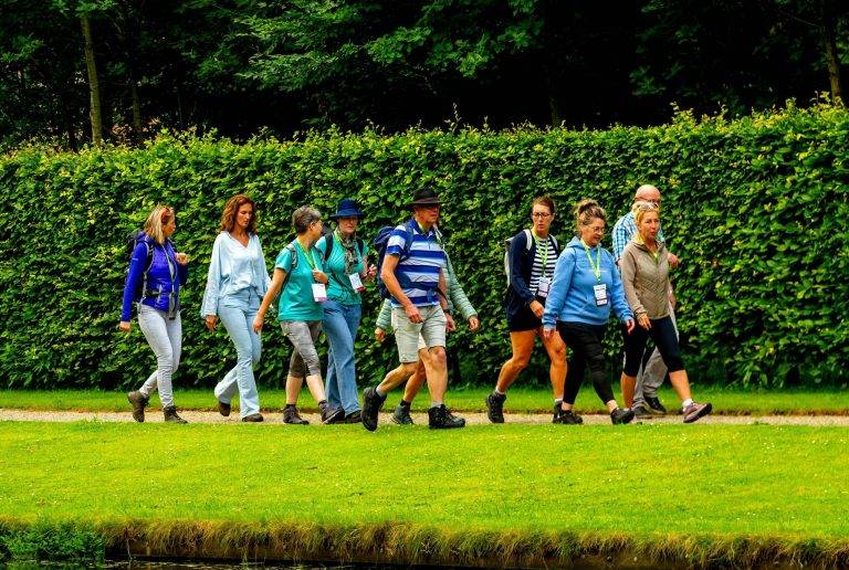 wandelaars tijdens de Kasteelwandeling de Haar