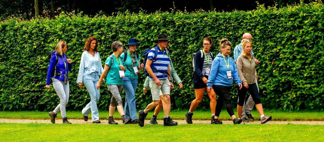 wandelaars tijdens de Kasteelwandeling de Haar